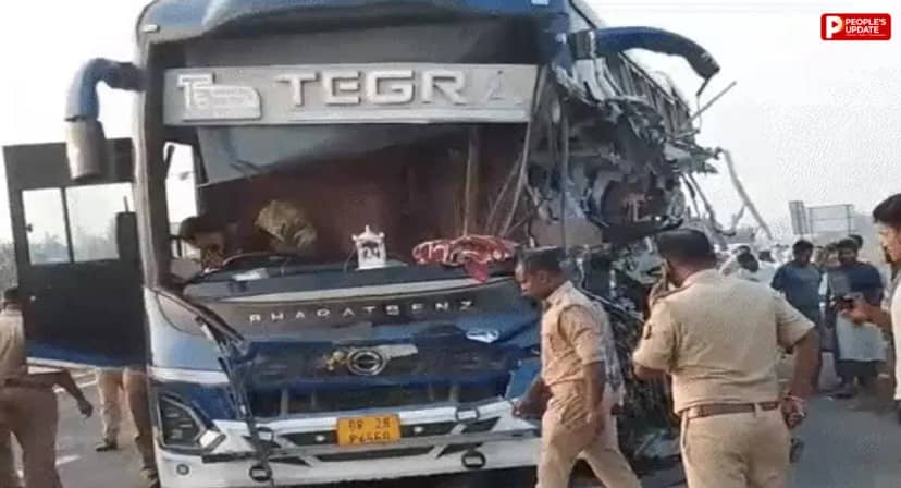 अंबेडकरनगर में AC बस-ट्रेलर की टक्कर, 4 यात्रियों की मौत; 4 गंभीर घायल, ड्राइवर को झपकी आने से हुआ हादसा