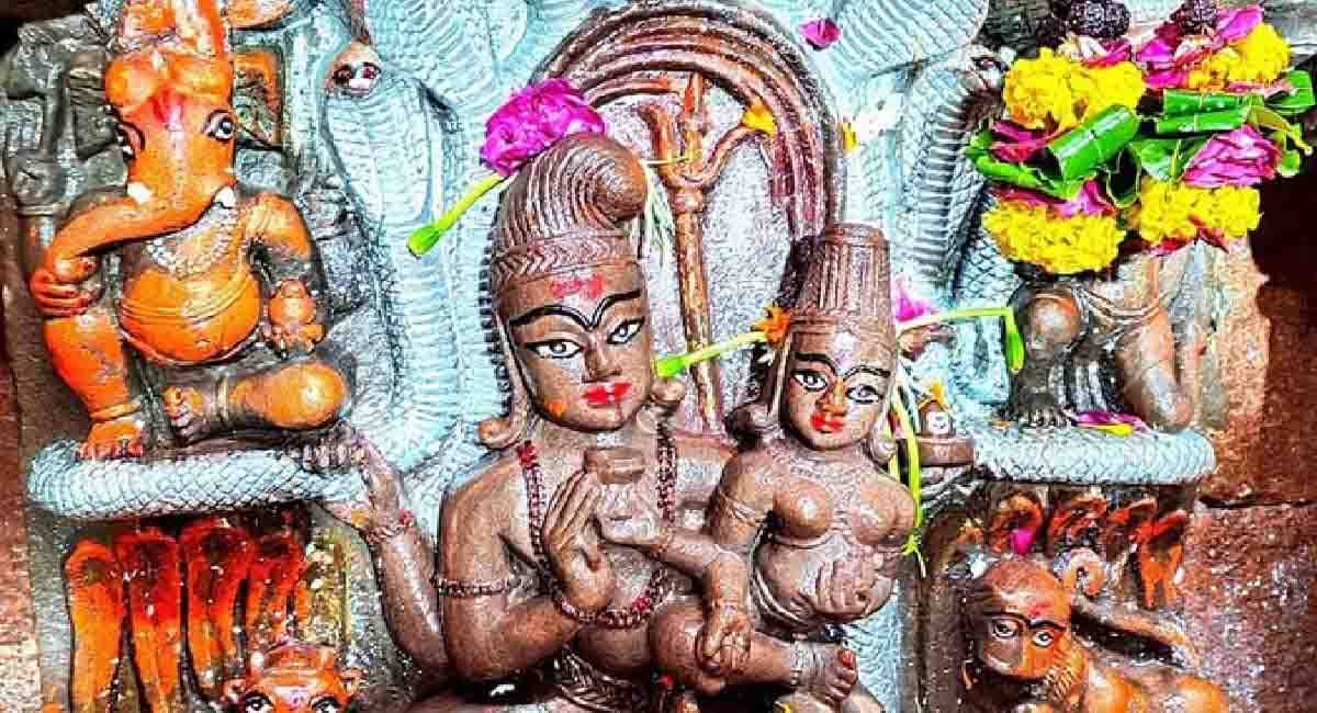 αñ╕αñ╛αñ▓ αñ«αÑçαñé αñ╕αñ┐αñ░αÑìαñ½ αñÅαñò αñ¼αñ╛αñ░ αñûαÑüαñ▓αññαñ╛ αñ╣αÑê αñ»αÑç αñàαñªαÑìαñ¡αÑüαññ αñ«αñéαñªαñ┐αñ░... αñëαñ£αÑìαñ£αÑêαñ¿ αñ«αÑçαñé αñ¿αñ╛αñùαñ¬αñéαñÜαñ«αÑÇ αñ¬αñ░ αñ╣αÑïαñéαñùαÑç αñ¡αñùαñ╡αñ╛αñ¿ αñ¿αñ╛αñùαñÜαñéαñªαÑìαñ░αÑçαñ╢αÑìαñ╡αñ░ αñòαÑç αñªαÑüαñ░αÑìαñ▓αñ¡ αñªαñ░αÑìαñ╢αñ¿, αñ░αñ╛αññ 12 αñ¼αñ£αÑç αñûαÑüαñ▓αÑçαñéαñùαÑç αñ«αñéαñªαñ┐αñ░ αñòαÑç αñ¬αñƒ