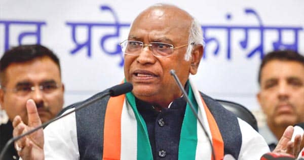 αñ«αññαñªαñ╛αññαñ╛ αñ╕αÑéαñÜαÑÇ αñ«αÑçαñé αñùαñíαñ╝αñ¼αñíαñ╝αÑÇ αñöαñ░ αñòαñÑαñ┐αññ αñ╡αÑïαñƒ αñÜαÑïαñ░αÑÇ αñòαÑç αñåαñ░αÑïαñ¬ αñòαÑï αñ▓αÑçαñòαñ░ αñûαñíαñ╝αñùαÑç αñòαñ╛ αñÜαÑüαñ¿αñ╛αñ╡ αñåαñ»αÑïαñù αñ¬αñ░ αñ╣αñ«αñ▓αñ╛, αñòαñ╣αñ╛- αñÜαÑüαñ¿αñ╛αñ╡αÑÇ αñºαñ╛αñéαñºαñ▓αñ┐αñ»αÑïαñé αñòαÑç αñûαñ┐αñ▓αñ╛αñ½ αñåαñ╡αñ╛αñ£ αñëαñáαñ╛αñÅαñé