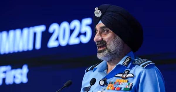 ऑपरेशन सिंदूर में पाकिस्तान को करारा जवाब, एयरफोर्स चीफ बोले- 5 जेट और सर्विलांस एयरक्राफ्ट गिराए, S-400 सिस्टम बना गेम-चेंजर