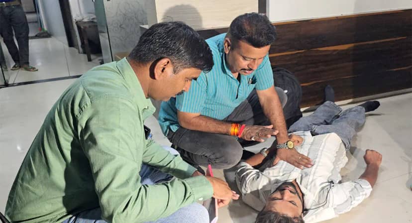 αñçαñéαñªαÑîαñ░ αñ¬αÑüαñ▓αñ┐αñ╕ αñòαÑç αñàαñòαñ╝αÑìαñ▓αñ«αñéαñª αñ£αñ╡αñ╛αñ¿ -αñÅαñ«αÑìαñ¼αÑüαñ▓αÑçαñéαñ╕ αñòαñ╛ αñòαñ░αññαÑç αñçαñéαññαñ£αñ╛αñ░ αññαÑï αñ╣αÑï αñ£αñ╛αññαñ╛ αñçαñéαññαñòαñ╛αñ▓,αñ╕αÑÇαñ¬αÑÇαñåαñ░ αñªαÑçαñòαñ░ αñªαñ┐αñ»αñ╛ αñ£αÑÇαñ╡αñ¿ αñªαñ╛αñ¿ 