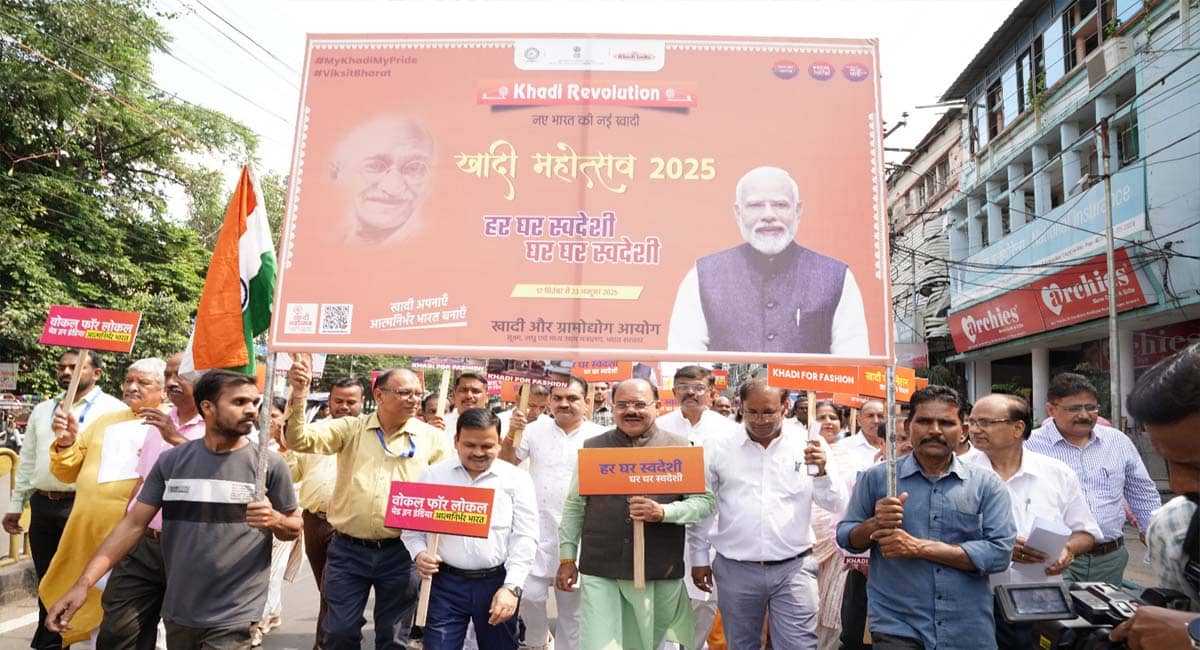 αñ╣αñ░ αñÿαñ░ αñ╕αÑìαñ╡αñªαÑçαñ╢αÑÇ, αñÿαñ░-αñÿαñ░ αñ╕αÑìαñ╡αñªαÑçαñ╢αÑÇ αñòαÑç αñ¿αñ╛αñ░αÑç αñòαÑç αñ╕αñ╛αñÑ αñ¡αÑïαñ¬αñ╛αñ▓ αñ«αÑçαñé αñ¿αñ┐αñòαñ▓αÑÇ αñûαñ╛αñªαÑÇ αñ»αñ╛αññαÑìαñ░αñ╛