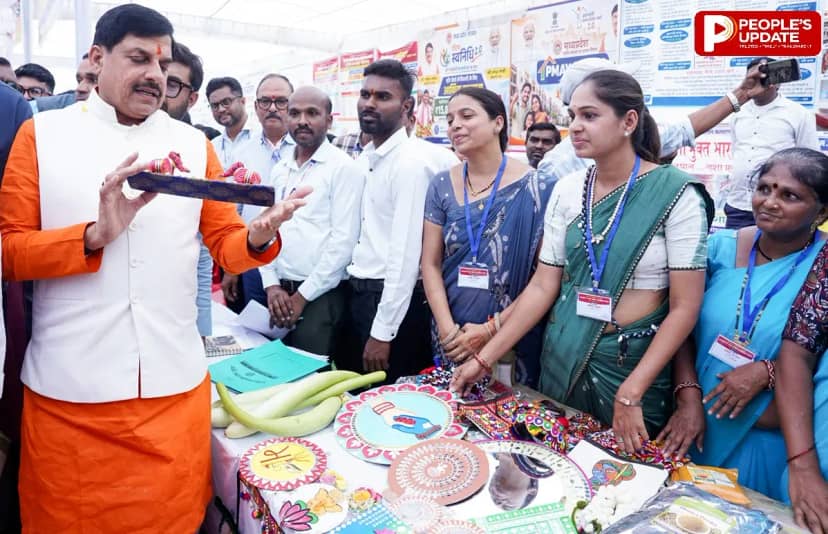 पांढुर्णा में मुख्यमंत्री मोहन यादव ने स्टूडेंट्स को दी स्कूटी, कैंप में ली योजनाओं की जानकारी, महिला समूहों को सराहा
