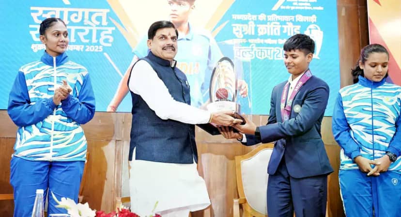 αñ╕αÑÇαñÅαñ« αñ╣αñ╛αñëαñ╕ αñ«αÑçαñé αñÜαñ«αñòαÑÇ αñ¢αññαñ░αñ¬αÑüαñ░ αñòαÑÇ ΓÇÿαñòαÑìαñ░αñ╛αñéαññαñ┐ΓÇÖ: αñ╕αÑÇαñÅαñ« αñ¿αÑç αñòαñ┐αñ»αñ╛ αñ╡αñ┐αñ╢αÑìαñ╡ αñ╡αñ┐αñ£αÑçαññαñ╛ αñòαÑìαñ░αñ┐αñòαÑçαñƒαñ░ αñòαñ╛ αñ╕αñ«αÑìαñ«αñ╛αñ¿, αñ¬αñ┐αññαñ╛ αñòαÑÇ αñ¼αñ╣αñ╛αñ▓αÑÇ αñöαñ░ αñ¢αññαñ░αñ¬αÑüαñ░ αñ«αÑçαñé αñ¼αñ¿αÑçαñùαñ╛ αñ╕αÑìαñƒαÑçαñíαñ┐αñ»αñ«
