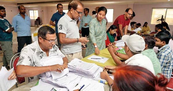 αñ¼αñ┐αñ╣αñ╛αñ░ αñ╡αÑïαñƒαñ░ αñ▓αñ┐αñ╕αÑìαñƒ αñ╡αñ┐αñ╡αñ╛αñª: αñòαñ¬αñ┐αñ▓ αñ╕αñ┐αñ¼αÑìαñ¼αñ▓ αñ¼αÑïαñ▓αÑç- αñÅαñò αñ╣αÑÇαñ▓ αñòαÑìαñ╖αÑçαññαÑìαñ░ αñ«αÑçαñé 12 αñ▓αÑïαñùαÑïαñé αñòαÑï αñ«αÑâαññ αñÿαÑïαñ╖αñ┐αññ αñòαñ┐αñ»αñ╛; SC αñ¿αÑç αñÜαÑüαñ¿αñ╛αñ╡ αñåαñ»αÑïαñù αñ╕αÑç αñòαñ╣αñ╛- αñ╕αñ╡αñ╛αñ▓αÑïαñé αñòαÑç αñ▓αñ┐αñÅ αñ░αñ╣αÑçαñé αññαÑêαñ»αñ╛αñ░