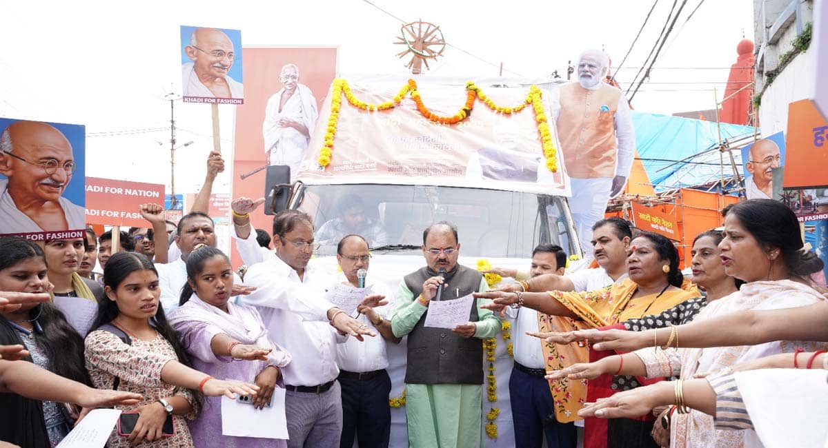 αñ╣αñ░ αñÿαñ░ αñ╕αÑìαñ╡αñªαÑçαñ╢αÑÇ, αñÿαñ░-αñÿαñ░ αñ╕αÑìαñ╡αñªαÑçαñ╢αÑÇ αñòαÑç αñ¿αñ╛αñ░αÑç αñòαÑç αñ╕αñ╛αñÑ αñ¡αÑïαñ¬αñ╛αñ▓ αñ«αÑçαñé αñ¿αñ┐αñòαñ▓αÑÇ αñûαñ╛αñªαÑÇ αñ»αñ╛αññαÑìαñ░αñ╛