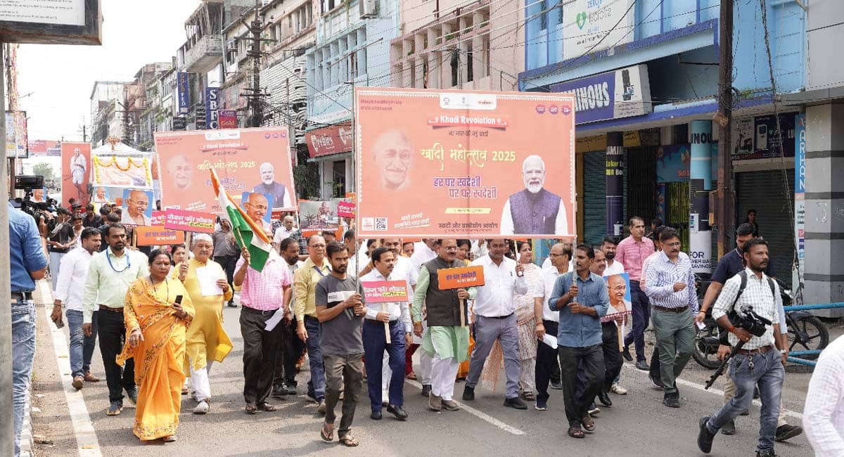 αñ╣αñ░ αñÿαñ░ αñ╕αÑìαñ╡αñªαÑçαñ╢αÑÇ, αñÿαñ░-αñÿαñ░ αñ╕αÑìαñ╡αñªαÑçαñ╢αÑÇ αñòαÑç αñ¿αñ╛αñ░αÑç αñòαÑç αñ╕αñ╛αñÑ αñ¡αÑïαñ¬αñ╛αñ▓ αñ«αÑçαñé αñ¿αñ┐αñòαñ▓αÑÇ αñûαñ╛αñªαÑÇ αñ»αñ╛αññαÑìαñ░αñ╛