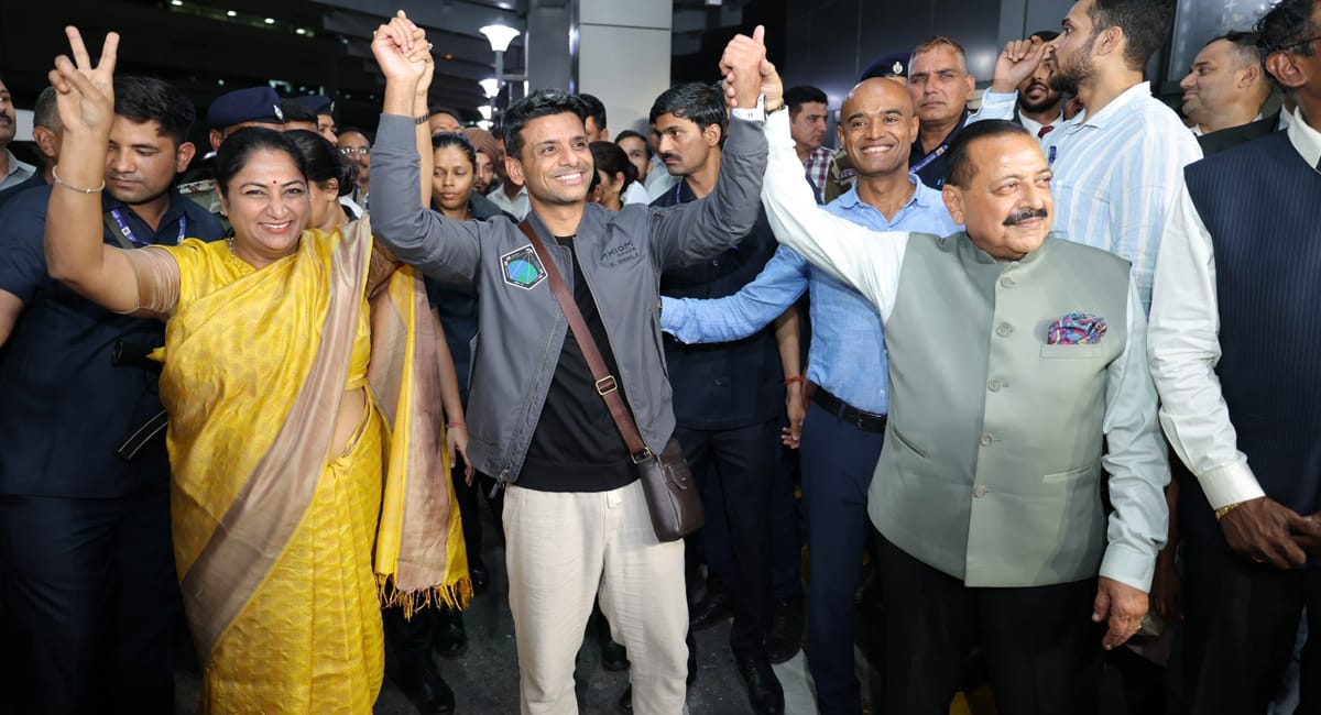 αñÅαñ╕αÑìαñƒαÑìαñ░αÑïαñ¿αÑëαñƒ αñ╢αÑüαñ¡αñ╛αñéαñ╢αÑü αñ╢αÑüαñòαÑìαñ▓αñ╛ αñòαÑÇ αñ╡αññαñ¿ αñ╡αñ╛αñ¬αñ╕αÑÇ : αñªαñ┐αñ▓αÑìαñ▓αÑÇ αñÅαñ»αñ░αñ¬αÑïαñ░αÑìαñƒ αñ¬αñ░ αñ«αñéαññαÑìαñ░αÑÇ αñ£αñ┐αññαÑçαñéαñªαÑìαñ░ αñ╕αñ┐αñéαñ╣ αñöαñ░ CM αñ░αÑçαñûαñ╛ αñ¿αÑç αñòαñ┐αñ»αñ╛ αñ╕αÑìαñ╡αñ╛αñùαññ, PM αñ«αÑïαñªαÑÇ αñ╕αÑç αñòαñ░αÑçαñéαñùαÑç αñ«αÑüαñ▓αñ╛αñòαñ╛αññ