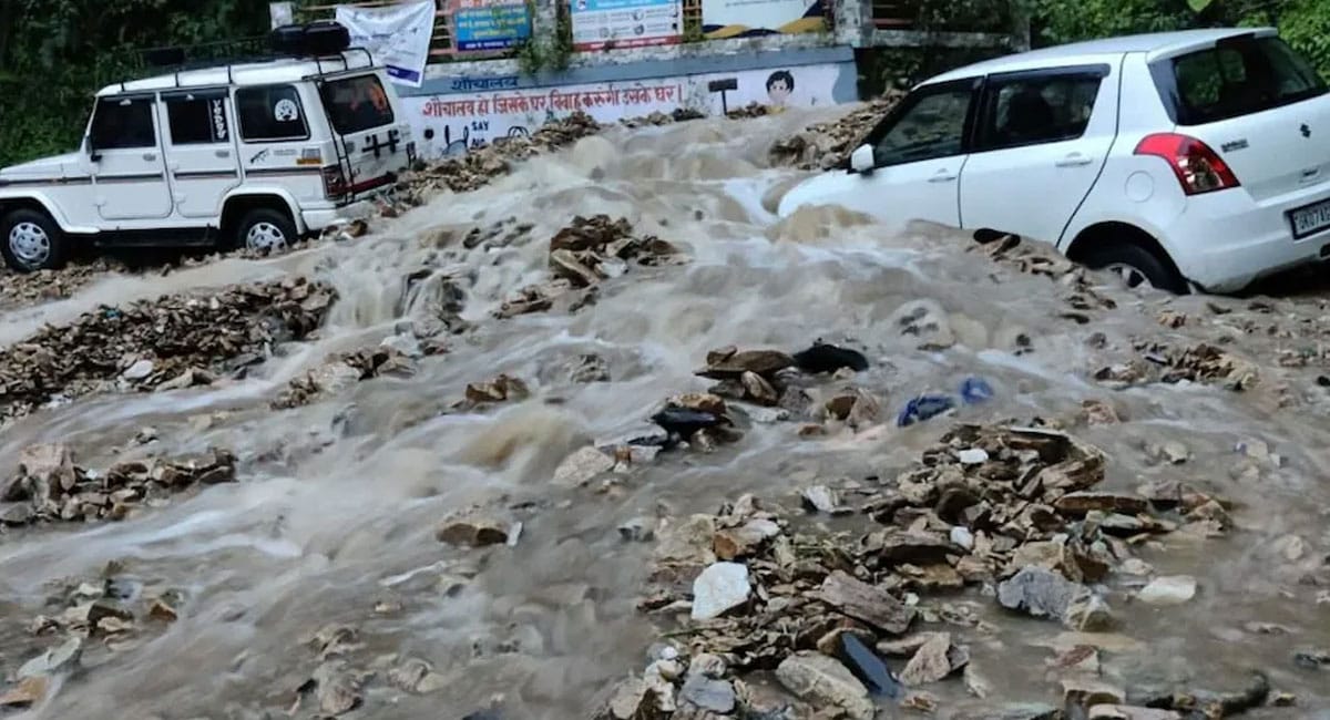 αñëαññαÑìαññαñ░αñ╛αñûαñéαñí αñ«αÑçαñé αñ½αñ┐αñ░ αñ½αñƒαñ╛ αñ¼αñ╛αñªαñ▓ : αñ░αÑüαñªαÑìαñ░αñ¬αÑìαñ░αñ»αñ╛αñù αñöαñ░ αñÜαñ«αÑïαñ▓αÑÇ αñ«αÑçαñé αññαñ¼αñ╛αñ╣αÑÇ, 2 αñ▓αÑïαñù αñ▓αñ╛αñ¬αññαñ╛; αñàαñ▓αñòαñ¿αñéαñªαñ╛ αñíαÑçαñéαñ£αñ░ αñ▓αÑçαñ╡αñ▓ αñòαÑç αñèαñ¬αñ░