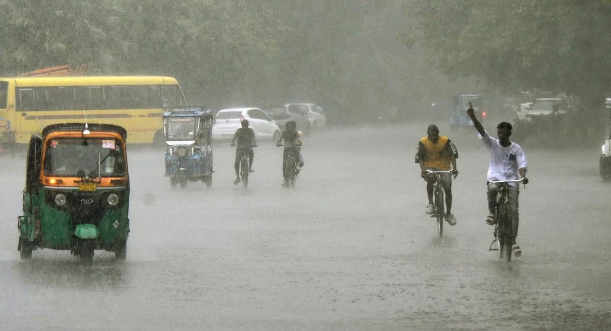 MP Weather Update : αñ¬αÑìαñ░αñªαÑçαñ╢ αñ«αÑçαñé αñ¥αñ«αñ╛αñ¥αñ« αñ¼αñ╛αñ░αñ┐αñ╢ αñòαñ╛ αñªαÑîαñ░ αñ£αñ╛αñ░αÑÇ, αñçαñéαñªαÑîαñ░-αñëαñ£αÑìαñ£αÑêαñ¿ αñ╕αñ«αÑçαññ 17 αñ£αñ┐αñ▓αÑïαñé αñ«αÑçαñé αñ»αÑçαñ▓αÑï αñàαñ▓αñ░αÑìαñƒ; αñ«αñéαñªαñ╕αÑîαñ░ αñ«αÑçαñé αñëαñ½αñ╛αñ¿ αñ¬αñ░ αñ╢αñ┐αñ╡αñ¿αñ╛ αñ¿αñªαÑÇ