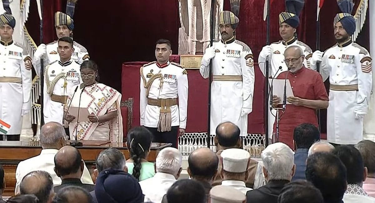 αñ╕αÑÇ.αñ¬αÑÇ. αñ░αñ╛αñºαñ╛αñòαÑâαñ╖αÑìαñúαñ¿ αñ¼αñ¿αÑç αñ¡αñ╛αñ░αññ αñòαÑç 15αñ╡αÑçαñé αñëαñ¬αñ░αñ╛αñ╖αÑìαñƒαÑìαñ░αñ¬αññαñ┐ : αñ░αñ╛αñ╖αÑìαñƒαÑìαñ░αñ¬αññαñ┐ αñªαÑìαñ░αÑîαñ¬αñªαÑÇ αñ«αÑüαñ░αÑìαñ«αÑé αñ¿αÑç αñªαñ┐αñ▓αñ╛αñê αñ╢αñ¬αñÑ, αñ╕αñ«αñ╛αñ░αÑïαñ╣ αñ«αÑçαñé αñ£αñùαñªαÑÇαñ¬ αñºαñ¿αñûαñíαñ╝ αñ¡αÑÇ αñ░αñ╣αÑç αñ«αÑîαñ£αÑéαñª 