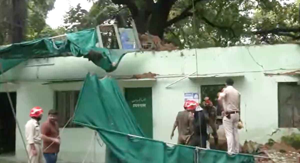 αñªαñ┐αñ▓αÑìαñ▓αÑÇ αñòαÑç αñ╣αÑüαñ«αñ╛αñ»αÑéαñé αñòαÑç αñ«αñòαñ¼αñ░αÑç αñ¬αñ░αñ┐αñ╕αñ░ αñ«αÑçαñé αñ╣αñ╛αñªαñ╕αñ╛, αñ½αññαÑçαñ╣ αñ╢αñ╛αñ╣ αñªαñ░αñùαñ╛αñ╣ αñòαÑÇ αñ¢αññ αñöαñ░ αñªαÑÇαñ╡αñ╛αñ░ αñùαñ┐αñ░αÑÇ, 5 αñòαÑÇ αñ«αÑîαññ, αñòαñê αñÿαñ╛αñ»αñ▓