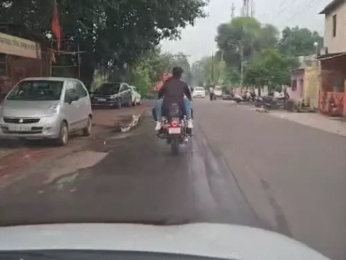 αñªαÑüαñ░αÑìαñù αñ«αÑçαñé αñÜαñ▓αññαÑÇ αñ¼αñ╛αñçαñò αñ¬αñ░ αñòαñ¬αñ▓ αñòαñ╛ αñ░αÑïαñ«αñ╛αñéαñ╕, αñ¬αÑìαñ░αÑçαñ«αÑÇ αñ╕αÑç αñ▓αñ┐αñ¬αñƒαñòαñ░ αñ¼αñ╛αñçαñò αñòαÑÇ αñƒαñéαñòαÑÇ αñ¬αñ░ αñ¼αÑêαñáαÑÇ αñ▓αñíαñ╝αñòαÑÇ, αñ╡αÑÇαñíαñ┐αñ»αÑï αñ╡αñ╛αñ»αñ░αñ▓ αñ╣αÑïαñ¿αÑç αñòαÑç αñ¼αñ╛αñª αñ»αÑüαñ╡αñò αñùαñ┐αñ░αñ½αÑìαññαñ╛αñ░