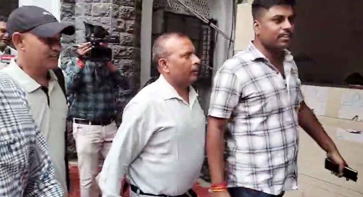 αñ░αñ╛αñ£αñ╛ αñ░αñÿαÑüαñ╡αñéαñ╢αÑÇ αñ╣αññαÑìαñ»αñ╛αñòαñ╛αñéαñí αñ«αÑçαñé αñ¿αñ»αñ╛ αñ«αÑïαñíαñ╝... αñ╕αÑïαñ¿αñ« αñöαñ░ αñ¬αÑìαñ░αÑçαñ«αÑÇ αñ░αñ╛αñ£ αñ¿αÑç αñ╕αñ╛αñ£αñ┐αñ╢ αñòαÑç αñ▓αñ┐αñÅ αñûαñ░αÑÇαñªαÑç αñÑαÑç αñ«αÑïαñ¼αñ╛αñçαñ▓, αñçαñéαñªαÑîαñ░ αñ¬αñ╣αÑüαñéαñÜαÑÇ αñ╢αñ┐αñ▓αñ╛αñéαñù αñ¬αÑüαñ▓αñ┐αñ╕
