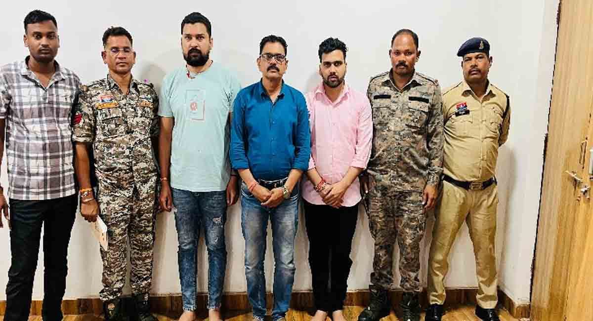 αñ╢αÑçαñ»αñ░ αñ«αñ╛αñ░αÑìαñòαÑçαñƒ αñ«αÑçαñé αñ¿αñ┐αñ╡αÑçαñ╢ αñòαÑç αñ¿αñ╛αñ« αñ¬αñ░ 50 αñòαñ░αÑïαñíαñ╝ αñòαÑÇ αñáαñùαÑÇ, αñòαñ╡αñ░αÑìαñºαñ╛ αñ¬αÑüαñ▓αñ┐αñ╕ αñ¿αÑç αñ¼αñ╛αñ¬-αñ¼αÑçαñƒαÑç αñ╕αñ«αÑçαññ 3 αñåαñ░αÑïαñ¬αñ┐αñ»αÑïαñé αñòαÑï αñòαñ┐αñ»αñ╛ αñùαñ┐αñ░αñ½αÑìαññαñ╛αñ░