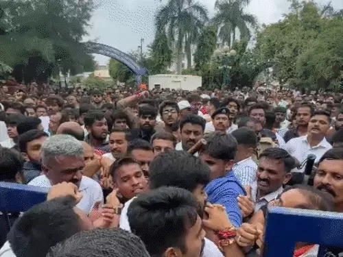 αñàαñ╣αñ«αñªαñ╛αñ¼αñ╛αñª αñ«αÑçαñé 8αñ╡αÑÇαñé αñòαÑç αñ╕αÑìαñƒαÑéαñíαÑçαñéαñƒ αñ¿αÑç αñòαÑÇ 10αñ╡αÑÇαñé αñòαÑç αñ¢αñ╛αññαÑìαñ░ αñòαÑÇ αñ╣αññαÑìαñ»αñ╛, αñùαÑüαñ╕αÑìαñ╕αñ╛αñê αñ¡αÑÇαñíαñ╝ αñ¿αÑç αñ╕αÑìαñòαÑéαñ▓ αñ«αÑçαñé αñòαÑÇ αññαÑïαñíαñ╝αñ½αÑïαñíαñ╝ αñöαñ░ αñ╕αÑìαñƒαñ╛αñ½ αñòαÑï αñ¬αÑÇαñƒαñ╛