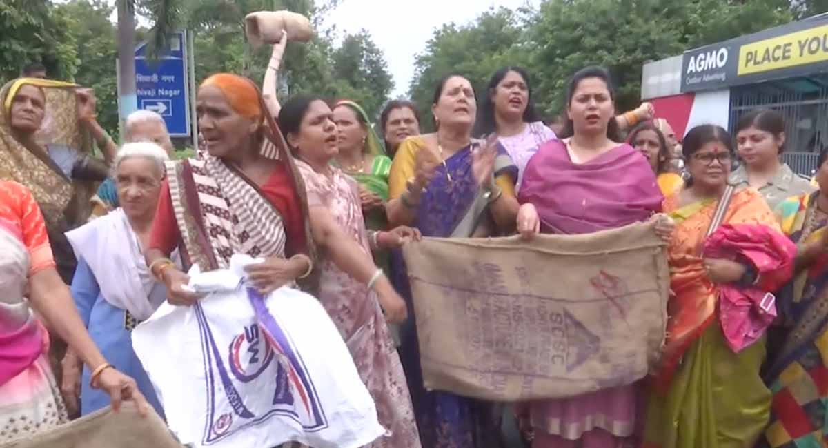αñ¡αÑïαñ¬αñ╛αñ▓ αñ«αÑçαñé αñòαñ╛αñéαñùαÑìαñ░αÑçαñ╕ αñ¿αÑçαññαñ╛ αñòαÑç αñ¼αñ»αñ╛αñ¿ αñ¬αñ░ αñ¼αñ╡αñ╛αñ▓, αñ¼αÑÇαñ£αÑçαñ¬αÑÇ αñ«αñ╣αñ┐αñ▓αñ╛ αñ«αÑïαñ░αÑìαñÜαñ╛ αñòαñ╛ αñ¬αÑÇαñ╕αÑÇαñ╕αÑÇ αñòαÑç αñ╕αñ╛αñ«αñ¿αÑç αñ¬αÑìαñ░αñªαñ░αÑìαñ╢αñ¿, αñ¼αÑïαñ░αÑç αñ▓αÑçαñòαñ░ αñ╕αñíαñ╝αñò αñ¬αñ░ αñëαññαñ░αÑÇ αñ«αñ╣αñ┐αñ▓αñ╛αñÅαñé