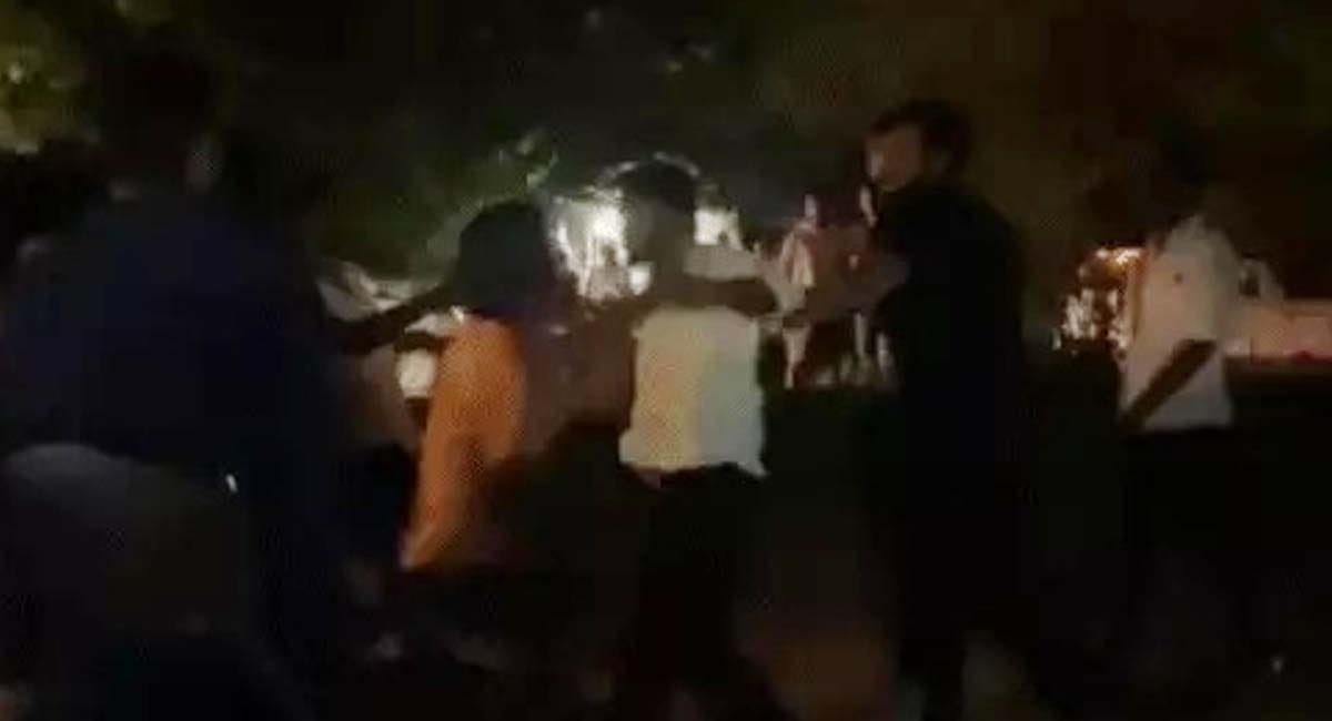 αñ░αñ╛αñ»αñ¬αÑüαñ░-αñòαÑïαñ░αñ¼αñ╛ αñ«αÑçαñé αñ╕αñ░αÑçαñåαñ« αñùαÑüαñéαñíαñ╛αñùαñ░αÑìαñªαÑÇ, 10-15 αñ▓αñíαñ╝αñòαÑïαñé αñ¿αÑç αñ»αÑüαñ╡αñò αñòαÑï αñ▓αñ╛αññ-αñÿαÑéαñéαñ╕αÑïαñé αñ╕αÑç αñ¬αÑÇαñƒαñ╛, αñ«αñ╣αñ┐αñ▓αñ╛ αñ¿αÑç αñòαÑÇ αñ«αñ¿αñÜαñ▓αÑç αñòαÑÇ αñÜαñ¬αÑìαñ¬αñ▓αÑïαñé αñ╕αÑç αñ¬αñ┐αñƒαñ╛αñê