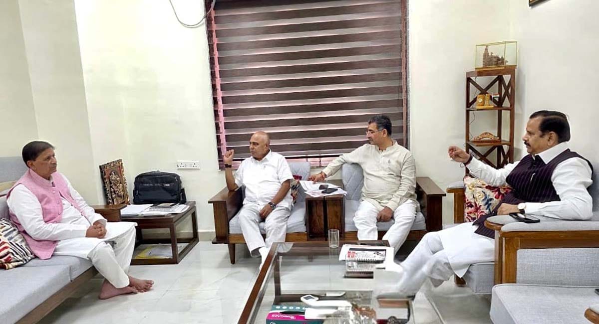 αñ¡αñ┐αñéαñí αñ«αÑçαñé αñ╡αñ┐αñºαñ╛αñ»αñò-αñòαñ▓αÑçαñòαÑìαñƒαñ░ αñ╡αñ┐αñ╡αñ╛αñª αñ╕αÑç αñ«αñÜαñ╛ αñ╕αñ┐αñ»αñ╛αñ╕αÑÇ αñ¼αñ╡αñ╛αñ▓, αñ¡αÑïαñ¬αñ╛αñ▓ αññαñ▓αñ¼ αñ╣αÑüαñÅ αñ¿αñ░αÑçαñéαñªαÑìαñ░ αñ╕αñ┐αñéαñ╣ αñòαÑüαñ╢αñ╡αñ╛αñ╣, BJP αñåαñ▓αñ╛αñòαñ«αñ╛αñ¿ αñ¿αÑç αñªαñ┐αñûαñ╛αñê αñ╕αñûαÑìαññαÑÇ
