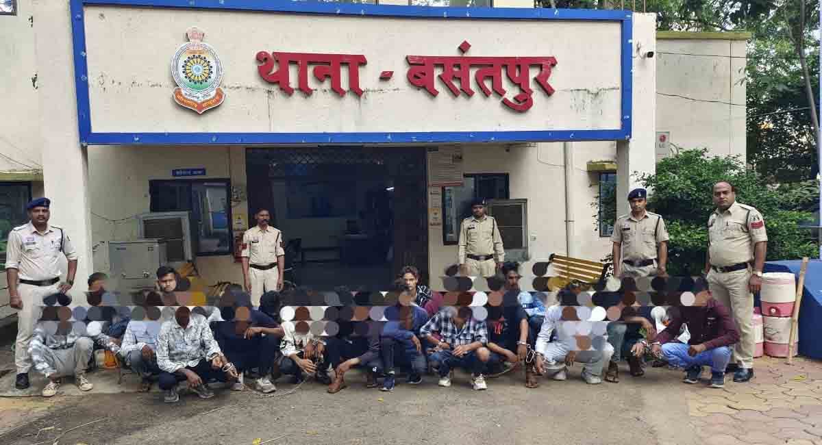 αñùαñúαÑçαñ╢ αñ╡αñ┐αñ╕αñ░αÑìαñ£αñ¿ αñ¥αñ╛αñéαñòαÑÇ αñòαÑç αñªαÑîαñ░αñ╛αñ¿ αñÜαñ╛αñòαÑé αñ▓αÑçαñòαñ░ αñÿαÑéαñ«αñ¿αÑç αñ╡αñ╛αñ▓αÑç 28 αñåαñ░αÑïαñ¬αÑÇ αñùαñ┐αñ░αñ½αÑìαññαñ╛αñ░, CG αñ«αÑçαñé αñ¬αÑüαñ▓αñ┐αñ╕ αñ¿αÑç αñòαÑÇ αñ¼αñíαñ╝αÑÇ αñòαñ╛αñ░αÑìαñ░αñ╡αñ╛αñê┬á
