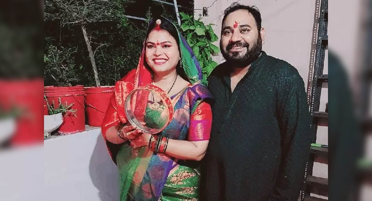 αñ╕αñ╕αÑüαñ░αñ╛αñ▓αñ╡αñ╛αñ▓αÑç αñöαñ░ αñ¬αññαñ┐ αñòαÑÇ αñªαÑï αñùαñ░αÑìαñ▓αñ½αÑìαñ░αÑçαñéαñí αñ╕αÑç αñ¬αñ░αÑçαñ╢αñ╛αñ¿ αñ╣αÑïαñòαñ░ αñ«αñ╣αñ┐αñ▓αñ╛ αñòαñ┐αñ»αñ╛ αñ╕αÑüαñ╕αñ╛αñçαñí, αññαñ▓αñ╛αñò αñòαñ╛ αñ¿αÑïαñƒαñ┐αñ╕ αñ«αñ┐αñ▓αñ¿αÑç αñ╕αÑç αñíαñ┐αñ¬αÑìαñ░αÑçαñ╢αñ¿ αñ«αÑçαñé αñÑαÑÇ