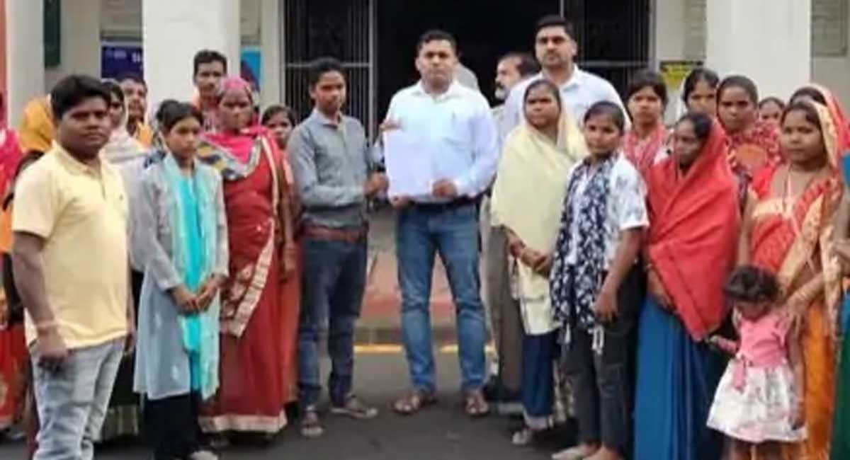 αñ░αñ╛αñ»αñùαñóαñ╝ αñ«αÑçαñé αñƒαÑÇαñÜαñ░ αñ¬αñ░ αñ¼αñÜαÑìαñÜαÑïαñé αñ╕αÑç αñªαÑüαñ░αÑìαñ╡αÑìαñ»αñ╡αñ╣αñ╛αñ░ αñòαñ╛ αñåαñ░αÑïαñ¬, αñòαñ▓αÑçαñòαÑìαñƒαñ░ αñ╕αÑç αñòαÑÇ αñùαñê αñ╢αñ┐αñòαñ╛αñ»αññ, αñ╢αñ┐αñòαÑìαñ╖αñò αñòαÑï αñ╣αñƒαñ╛αñ¿αÑç αñòαÑÇ αñ«αñ╛αñéαñù