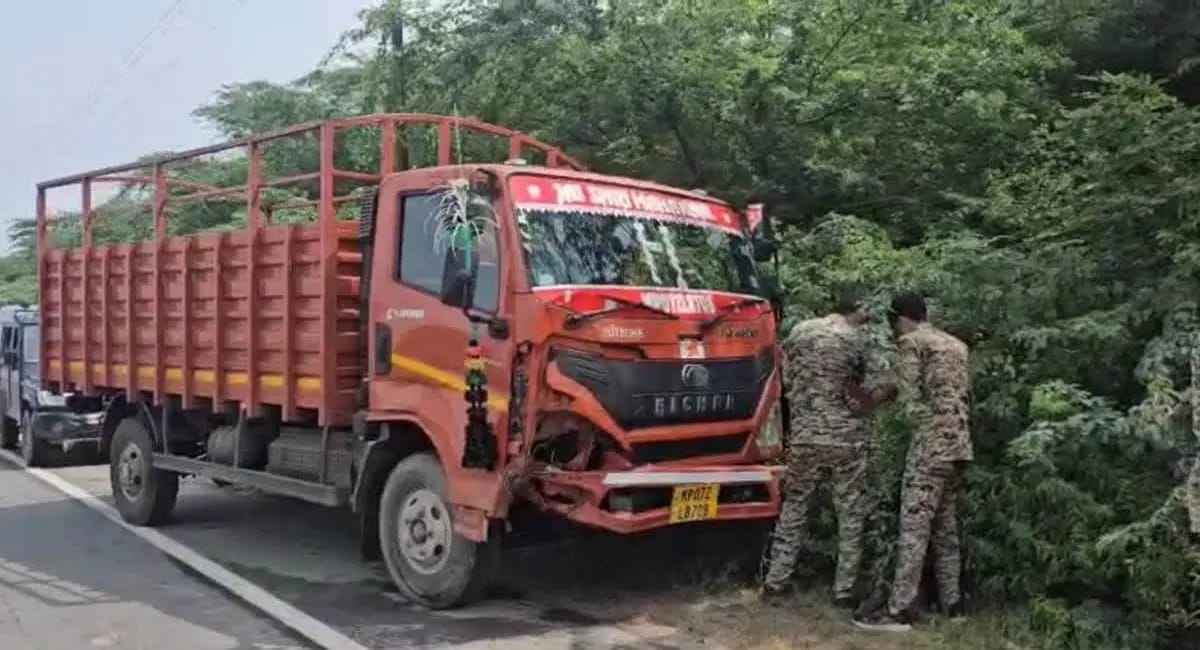 αñ¡αñ┐αñéαñí αñ«αÑçαñé NH-719 αñ¬αñ░ αñ¡αÑÇαñ╖αñú αñ╕αñíαñ╝αñò αñ╣αñ╛αñªαñ╕αñ╛, αññαÑçαñ£ αñ░αñ½αÑìαññαñ╛αñ░ αñòαÑêαñéαñƒαñ░ αñ¿αÑç αñªαÑï αñ¼αñ╛αñçαñòαÑïαñé αñòαÑï αñ«αñ╛αñ░αÑÇ αñƒαñòαÑìαñòαñ░, 5 αñòαÑÇ αñ«αÑîαññ; αñ¬αÑéαñ░αñ╛ αñ¬αñ░αñ┐αñ╡αñ╛αñ░ αñûαññαÑìαñ«
