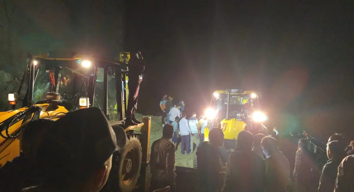 αñ╣αñ┐αñ«αñ╛αñÜαñ▓ αñòαÑç αñ¼αñ┐αñ▓αñ╛αñ╕αñ¬αÑüαñ░ αñ«αÑçαñé αñªαñ░αÑìαñªαñ¿αñ╛αñò αñ╣αñ╛αñªαñ╕αñ╛, αñ¼αñ╕ αñ¬αñ░ αñùαñ┐αñ░αÑÇαñé αñÜαñƒαÑìΓÇîαñƒαñ╛αñ¿αÑçαñé, 18 αñòαÑÇ αñ«αÑîαññ, αñòαñê αñàαñ¼ αñ¡αÑÇ αñ«αñ▓αñ¼αÑç αñ«αÑçαñé αñ½αñéαñ╕αÑç