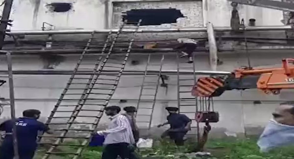 αñ£αñ╛αñ▓αñéαñºαñ░ αñ«αÑçαñé αñ«αÑçαñƒαÑìαñ░αÑï αñ«αñ┐αñ▓αÑìαñò αñ½αÑêαñòαÑìαñƒαÑìαñ░αÑÇ αñ«αÑçαñé αñàαñ«αÑïαñ¿αñ┐αñ»αñ╛ αñùαÑêαñ╕ αñòαñ╛ αñ░αñ┐αñ╕αñ╛αñ╡, αñòαñ░αÑìαñ«αñÜαñ╛αñ░αñ┐αñ»αÑïαñé αñòαÑï αñ¿αñ┐αñòαñ╛αñ▓αñ¿αÑç αñòαÑç αñ▓αñ┐αñÅ αñ░αÑçαñ╕αÑìαñòαÑìαñ»αÑé αñæαñ¬αñ░αÑçαñ╢αñ¿ αñ£αñ╛αñ░αÑÇ