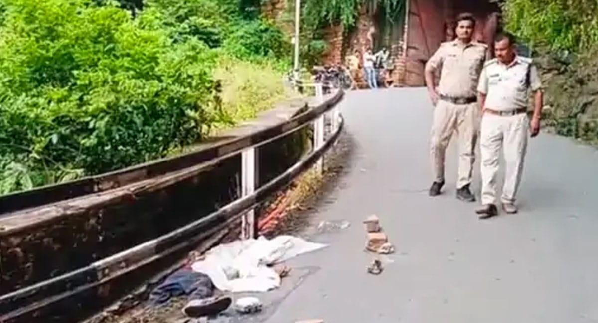 αñùαÑìαñ╡αñ╛αñ▓αñ┐αñ»αñ░ αñòαñ┐αñ▓αÑç αñòαÑç αñ¬αñ╛αñ╕ αñ╣αñ╛αñªαñ╕αñ╛, αñàαñ£αÑìαñ₧αñ╛αññ αñ╡αñ╛αñ╣αñ¿ αñòαÑÇ αñƒαñòαÑìαñòαñ░ αñ╕αÑç αñ»αÑüαñ╡αñò αñòαÑÇ αñ«αÑîαññ