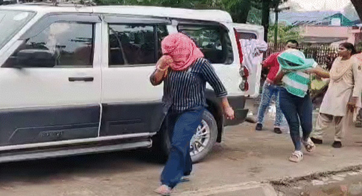 αñ¼αñ┐αñ▓αñ╛αñ╕αñ¬αÑüαñ░ αñ«αÑçαñé αñ╕αÑìαñ¬αñ╛ αñ╕αÑçαñéαñƒαñ░ αñòαÑÇ αñåαñíαñ╝ αñ«αÑçαñé αñ╕αÑçαñòαÑìαñ╕ αñ░αÑêαñòαÑçαñƒ αñòαñ╛ αñ¡αñéαñíαñ╛αñ½αÑïαñíαñ╝, αñ«αÑêαñ¿αÑçαñ£αñ░ αñ╕αñ«αÑçαññ 6 αñ»αÑüαñ╡αññαñ┐αñ»αñ╛αñé αñùαñ┐αñ░αñ½αÑìαññαñ╛αñ░