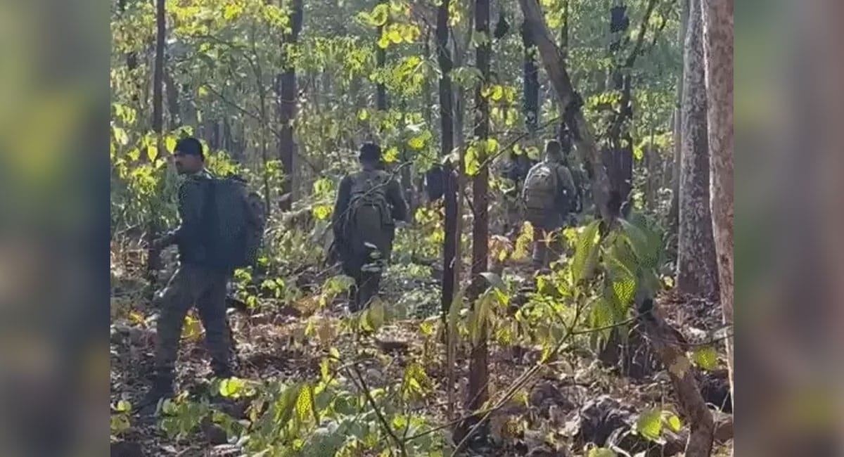 αñ¢αññαÑìαññαÑÇαñ╕αñùαñóαñ╝ αñòαÑç αñùαñ░αñ┐αñ»αñ╛αñ¼αñéαñª αñ«αÑçαñé αñ¼αñíαñ╝αñ╛ αñÅαñ¿αñòαñ╛αñëαñéαñƒαñ░, 10 αñ¿αñòαÑìαñ╕αñ▓αñ┐αñ»αÑïαñé αñòαÑç αñ«αñ╛αñ░αÑç αñ£αñ╛αñ¿αÑç αñòαÑÇ αñûαñ¼αñ░; αñçαñ¿αñ«αÑçαñé 1 αñòαñ░αÑïαñíαñ╝ αñòαñ╛ αñçαñ¿αñ╛αñ«αÑÇ αñ¼αñ╛αñ▓αñòαÑâαñ╖αÑìαñú αñ¡αÑÇ αñ╢αñ╛αñ«αñ┐αñ▓