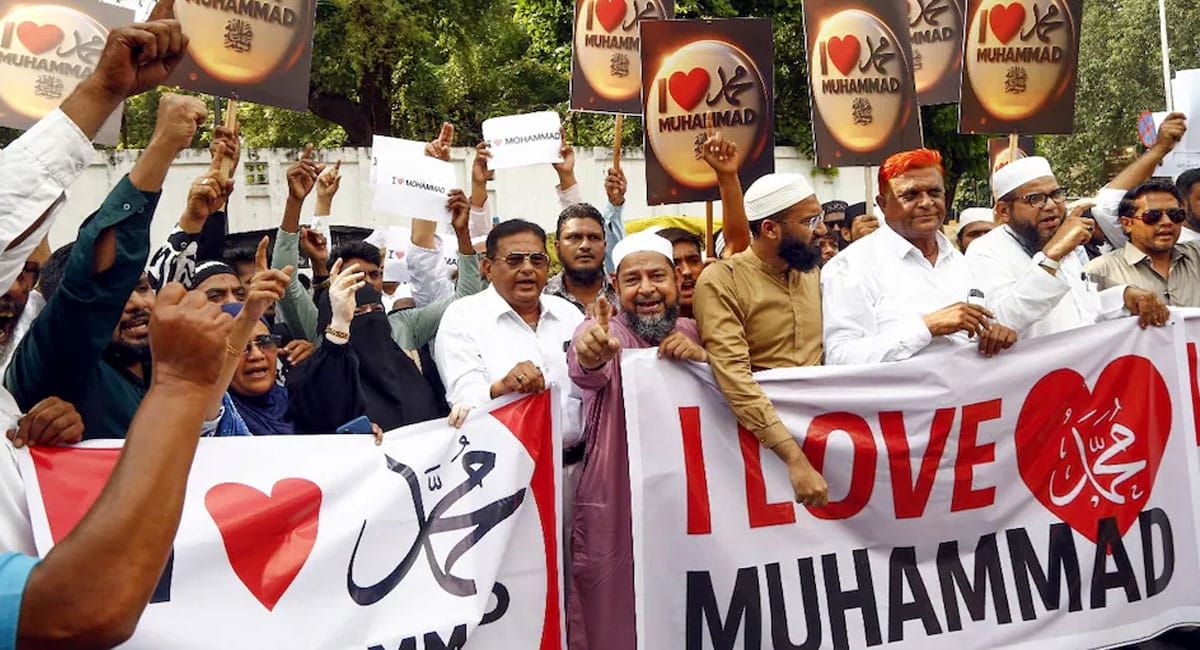 αñòαñ╛αñ¿αñ¬αÑüαñ░ αñ╕αÑç αñëαñáαÑç αñƒαÑìαñ░αÑçαñéαñí ΓÇÿI Love MuhammadΓÇÖ αñòαÑï αñ▓αÑçαñòαñ░ αñªαÑçαñ╢αñ¡αñ░ αñ«αÑçαñé αñ«αÑüαñ╕αÑìαñ▓αñ┐αñ« αñ╕αñ«αñ╛αñ£ αñ╕αñíαñ╝αñòαÑïαñé αñ¬αñ░, αñåαñûαñ┐αñ░ αñòαÑìαñ»αÑïαñé αñ¿αñ┐αñòαñ╛αñ▓αñ╛ αñ£αñ╛ αñ░αñ╣αñ╛ αñ╣αÑê αñ£αÑüαñ▓αÑéαñ╕