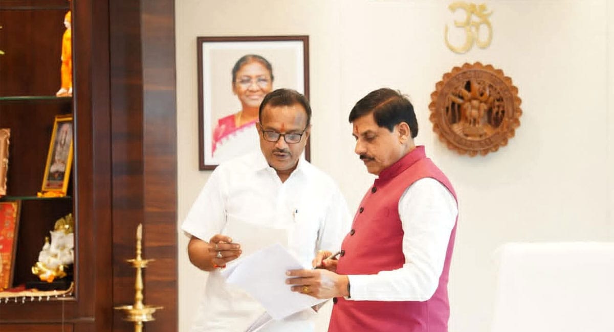 αñ╕αÑïαñ╣αñ╛αñùαñ¬αÑüαñ░ αñ╡αñ┐αñºαñ╛αñ»αñò αñ¿αÑç CM αñ«αÑïαñ╣αñ¿ αñ»αñ╛αñªαñ╡ αñ╕αÑç αñòαÑÇ αñ«αÑüαñ▓αñ╛αñòαñ╛αññ, αñ╡αñ┐αñ╕αÑìαñÑαñ╛αñ¬αñ┐αññ αñùαñ╛αñéαñ╡αÑïαñé αñòαÑï αñ░αñ╛αñ£αñ╕αÑìαñ╡ αñùαÑìαñ░αñ╛αñ« αñÿαÑïαñ╖αñ┐αññ αñòαñ░αñ¿αÑç αñòαÑÇ αñ«αñ╛αñéαñù