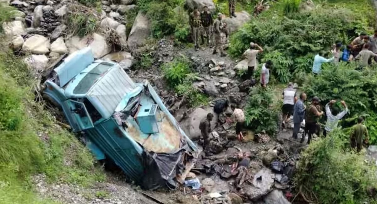 αñ£αñ«αÑìαñ«αÑé-αñòαñ╢αÑìαñ«αÑÇαñ░ : αñëαñºαñ«αñ¬αÑüαñ░ αñ«αÑçαñé CRPF αñòαÑÇ αñùαñ╛αñíαñ╝αÑÇ αñûαñ╛αñê αñ«αÑçαñé αñùαñ┐αñ░αÑÇ, αñªαÑï αñ£αñ╡αñ╛αñ¿αÑïαñé αñòαÑÇ αñ«αÑîαññ, 12 αñÿαñ╛αñ»αñ▓