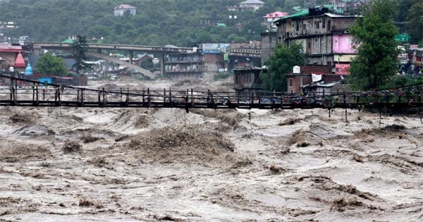 αñ╣αñ┐αñ«αñ╛αñÜαñ▓ αñ«αÑçαñé αñ¼αñ░αñ¬αñ╛ αñ«αñ╛αñ¿αñ╕αÑéαñ¿ αñòαñ╛ αñòαñ╣αñ░, αñàαñ¼ αññαñò 276 αñ▓αÑïαñùαÑïαñé αñòαÑÇ αñ«αÑîαññ, αñ╕αñíαñ╝αñòαÑïαñé αñöαñ░ αñ¼αñ┐αñ£αñ▓αÑÇ αñåαñ¬αÑéαñ░αÑìαññαñ┐ αñ¬αñ░ αñ¬αñíαñ╝αñ╛ αñùαñ╣αñ░αñ╛ αñàαñ╕αñ░