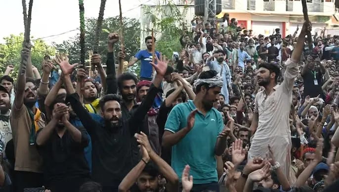 αñ¬αÑÇαñôαñòαÑç αñ«αÑçαñé αñ¼αÑçαñòαñ╛αñ¼αÑé αñ╣αÑüαñå αñ╡αñ┐αñªαÑìαñ░αÑïαñ╣, αñ╕αÑçαñ¿αñ╛ αñòαÑÇ αñùαÑïαñ▓αÑÇαñ¼αñ╛αñ░αÑÇ αñ«αÑçαñé 12 αñ▓αÑïαñùαÑïαñé αñòαÑÇ αñ«αÑîαññ αñçαñ¿αñ«αÑçαñé αññαÑÇαñ¿ αñ¬αÑüαñ▓αñ┐αñ╕αñòαñ░αÑìαñ«αÑÇ