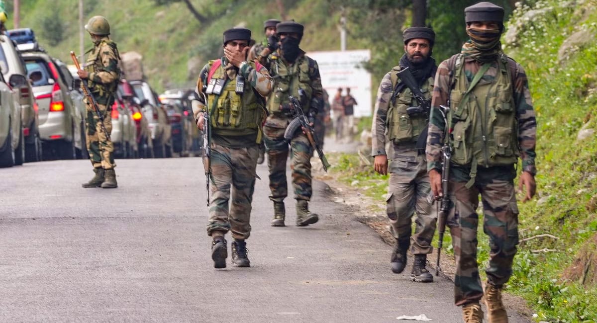 αñ£αñ«αÑìαñ«αÑé-αñòαñ╢αÑìαñ«αÑÇαñ░ : αññαÑÇαñ¿ αñªαñ┐αñ¿ αñ╕αÑç αñÜαñ▓ αñ░αñ╣αñ╛ 'αñæαñ¬αñ░αÑçαñ╢αñ¿ αñàαñûαñ▓', αñòαÑüαñ▓αñùαñ╛αñ« αñòαÑç αñ£αñéαñùαñ▓αÑïαñé αñ«αÑçαñé αñåαññαñéαñòαñ┐αñ»αÑïαñé αñòαÑç αñûαñ┐αñ▓αñ╛αñ½ αñ╕αÑüαñ░αñòαÑìαñ╖αñ╛αñ¼αñ▓αÑïαñé αñòαÑÇ αñ¼αñíαñ╝αÑÇ αñòαñ╛αñ░αÑìαñ░αñ╡αñ╛αñê; αñàαñ¼ αññαñò 3 αñåαññαñéαñòαÑÇ αñóαÑçαñ░
