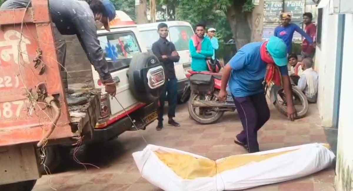 αñòαñƒαñ¿αÑÇ αñ¿αñùαñ░ αñ¿αñ┐αñùαñ« αñòαÑÇ αñ╢αñ░αÑìαñ«αñ¿αñ╛αñò αñ▓αñ╛αñ¬αñ░αñ╡αñ╛αñ╣αÑÇ, αñ▓αñ╛αñ╡αñ╛αñ░αñ┐αñ╕ αñ╢αñ╡ αñòαÑï αñàαñéαññαñ┐αñ« αñ╕αñéαñ╕αÑìαñòαñ╛αñ░ αñòαÑç αñ▓αñ┐αñÅ αñòαñÜαñ░αñ╛ αñóαÑïαñ¿αÑç αñ╡αñ╛αñ▓αÑç αñƒαÑìαñ░αÑêαñòαÑìαñƒαñ░ αñ╕αÑç αñ▓αÑç αñ£αñ╛αñ»αñ╛ αñùαñ»αñ╛, αñ╡αÑÇαñíαñ┐αñ»αÑï αñ╡αñ╛αñ»αñ░αñ▓