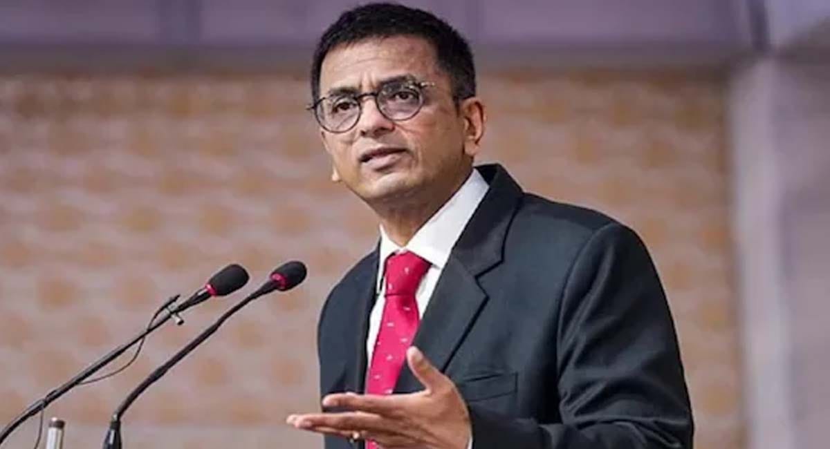 αñ╕αñ«αñ╛αñ¿ αñ¿αñ╛αñùαñ░αñ┐αñò αñ╕αñéαñ╣αñ┐αññαñ╛ αñ¬αñ░ αñ¬αÑéαñ░αÑìαñ╡ CJI αñíαÑÇαñ╡αñ╛αñê αñÜαñéαñªαÑìαñ░αñÜαÑéαñíαñ╝ αñ¼αÑïαñ▓αÑç- 'αñàαñ¼ αñ╕αñ«αñ» αñå αñùαñ»αñ╛ αñ╣αÑê αñ▓αñòαÑìαñ╖αÑìαñ» αñ╣αñ╛αñ╕αñ┐αñ▓ αñòαñ░αñ¿αÑç αñòαñ╛'