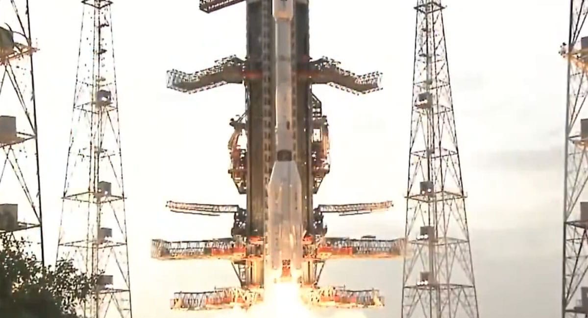 αñ╢αÑìαñ░αÑÇαñ╣αñ░αñ┐αñòαÑïαñƒαñ╛ αñ╕αÑç NISAR αñ╕αÑêαñƒαÑçαñ▓αñ╛αñçαñƒ αñ▓αÑëαñ¿αÑìαñÜ : ISRO αñöαñ░ NASA αñòαÑÇ αñ¼αñíαñ╝αÑÇ αñòαñ╛αñ«αñ»αñ╛αñ¼αÑÇ, αñ¬αÑâαñÑαÑìαñ╡αÑÇ αñòαÑÇ αñ¿αñ┐αñùαñ░αñ╛αñ¿αÑÇ αñ«αÑçαñé αñåαñÅαñùαñ╛ αñòαÑìαñ░αñ╛αñéαññαñ┐αñòαñ╛αñ░αÑÇ αñ¼αñªαñ▓αñ╛αñ╡