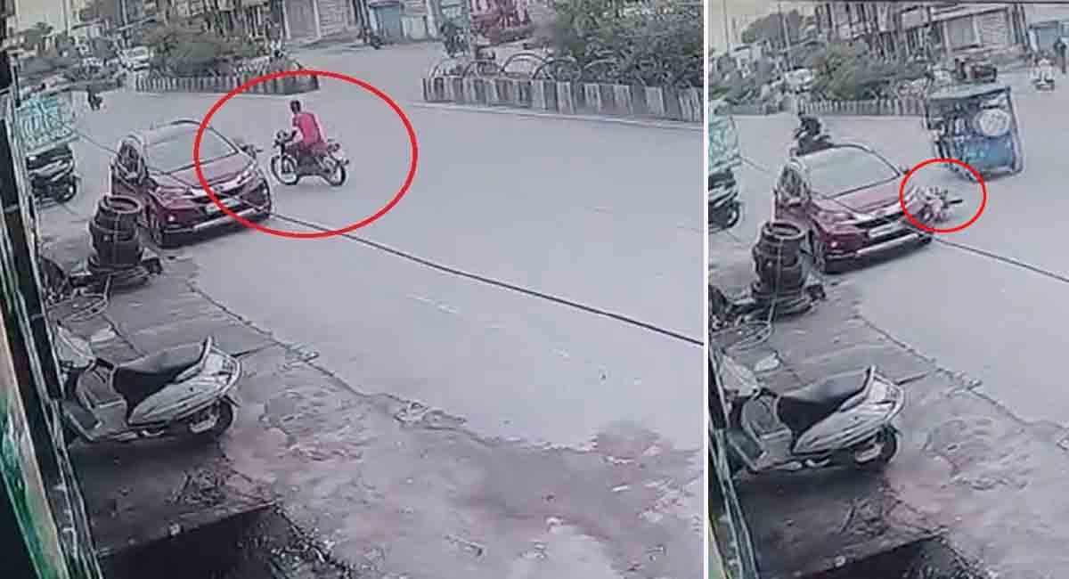 अंबिकापुर में बाइक चलाते समय युवक को आया हार्ट अटैक, खड़ी कार से टकराकर गिरा, मौके पर मौत, CCTV फुटेज