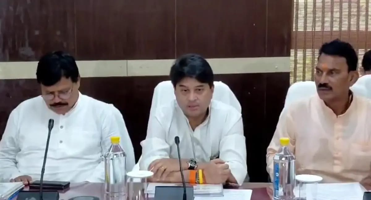 ग्वालियर की समीक्षा बैठक में हंगामा… कांग्रेस विधायक हुए नाराज, ज्योतिरादित्य सिंधिया ने शांत कराया मामला