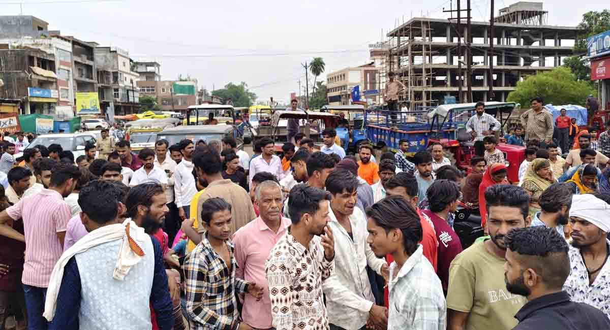 Guna News : सीएम और सिंधिया के दौरे से पहले परिजनों ने किया चक्काजाम, बाढ़ में बहे युवक का अब तक नहीं मिला सुराग