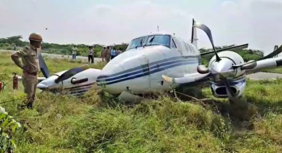 फर्रुखाबाद में बड़ा हादसा टला! टेक ऑफ के दौरान रनवे से फिसला प्राइवेट विमान, झाड़ियों में जा घुसा