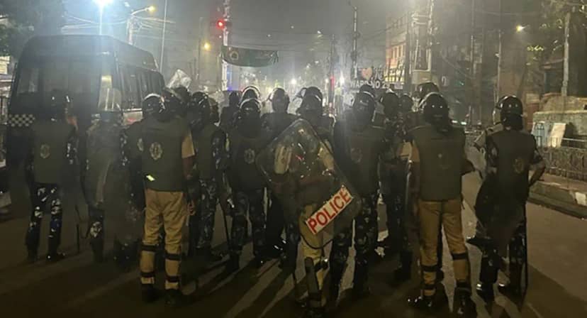 Kolkata Violence : कोलकाता के गोलपार्क में खूनी झड़प, देसी बम और फायरिंग से फैली दहशत; 10 लोग गिरफ्तार