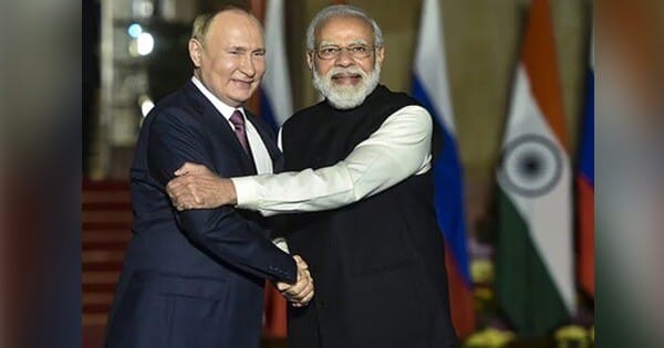 ट्रंप टैरिफ विवाद के बीच PM मोदी और पुतिन की फोन पर बातचीत, यूक्रेन मुद्दे पर शांति का संदेश, भारत आने का दिया न्योता