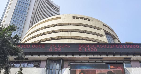 शेयर बाजार में भारी गिरावट, सेंसेक्स 650 अंक टूटा, निफ्टी 25,050 के नीचे फिसला, जानिए क्या हैं गिरावट की मुख्य वजहें